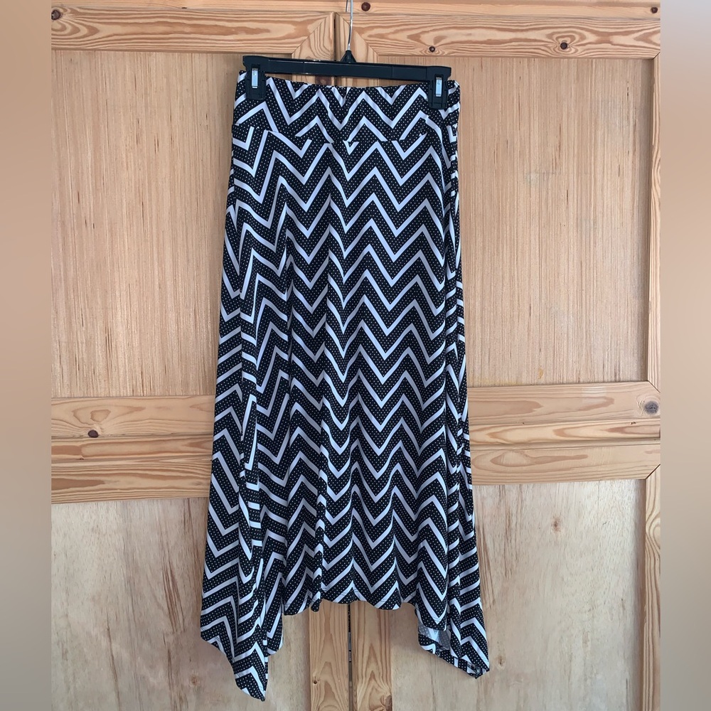 Robert Louis black white printed modest shark bite skirt size S